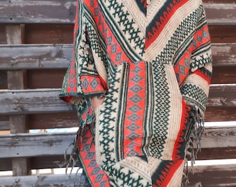 Unisex farbiger Woll-Kapuzenponcho. Warmer langer Poncho mit Kapuze und Eingrifftasche vorn für die Hände. Einheitsgröße Poncho aus Wolle im Hippie Stil. Deckenmantel.