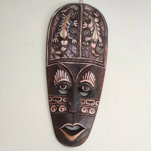Masques tribaux en bois sculptés et peints à la main. Suspension murale tribale. Masques ethniques. Décoration d'intérieur ethnique. Tenture murale ethnique. 30 cm de haut. Gekko 1 piece