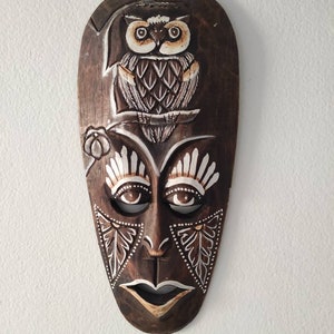 Masques tribaux en bois sculptés et peints à la main. Suspension murale tribale. Masques ethniques. Décoration d'intérieur ethnique. Tenture murale ethnique. 30 cm de haut. Owl 1 piece