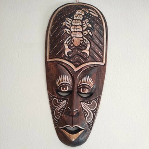 Masques tribaux en bois sculptés et peints à la main. Suspension murale tribale. Masques ethniques. Décoration d'intérieur ethnique. Tenture murale ethnique. 30 cm de haut. Scorpion 1 piece