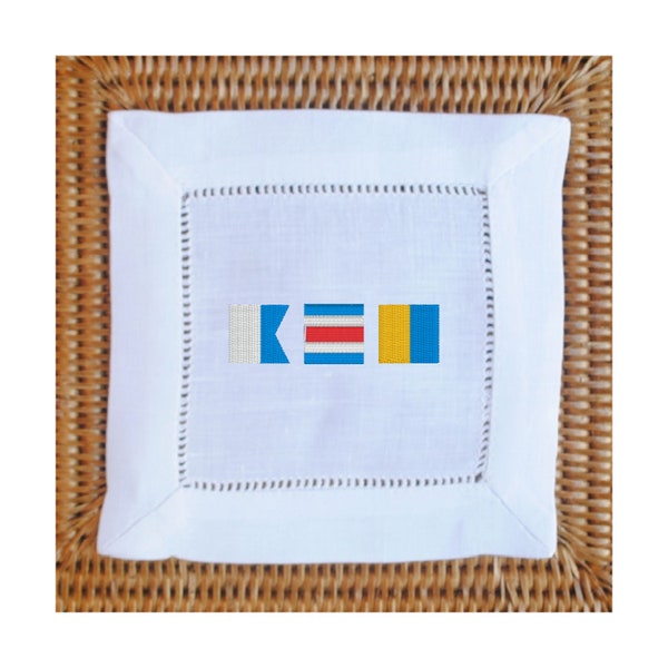 Juego de 4 servilletas de cóctel de lino de banderas de Nantucket / servilletas bordadas con bandera náutica / disponibles en 2 colores de servilleta