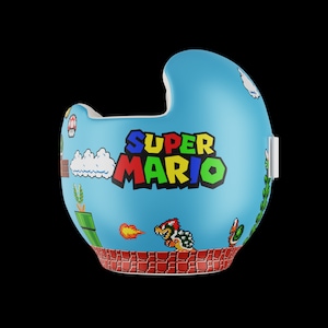 Könnte beinhalten: Ein blauer Helm mit einem Super Mario Design. Der Helm ist in den Farben Rot, Grün, Gelb und Blau gehalten und trägt die Aufschrift "Super Mario" in einer bunten Schriftart. Der Helm zeigt außerdem einen Pilz, ein grünes Rohr und eine Figur aus dem Super Mario Videospiel.