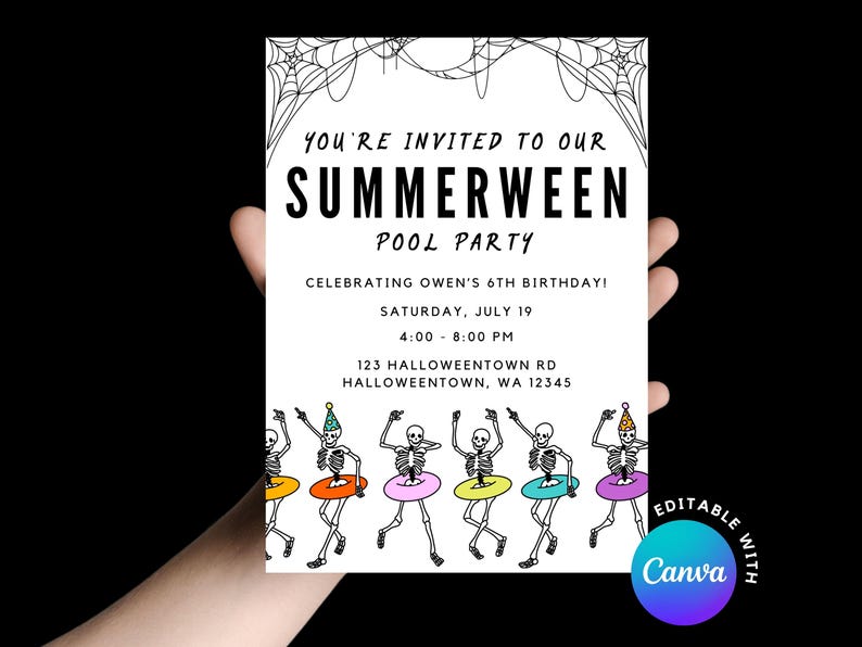 Może przedstawiać: Białe zaproszenie z czarnym tekstem na "Summerween Pool Party" z ilustracjami szkielet&oacute;w z kolorowymi kołami ratunkowymi. Zaproszenie zawiera szczeg&oacute;ły wydarzenia i tekst "Editable with Canva."