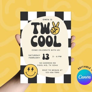 Może przedstawiać: Zaproszenie na przyjęcie urodzinowe z szachownicowym tłem. Zaproszenie zawiera napis "Owen is Two Cool" z symbolem pokoju i uśmiechniętą buźką z błyskawicami. Zaproszenie zawiera datę, godzinę i adres przyjęcia.