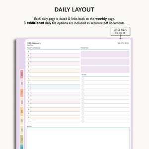 Puede incluir: Una p&aacute;gina de planificador diario con un borde lila claro. La p&aacute;gina incluye secciones para la programaci&oacute;n, las prioridades y las listas de tareas. El texto en la parte superior dice "DAILY LAYOUT" y "03 | January".