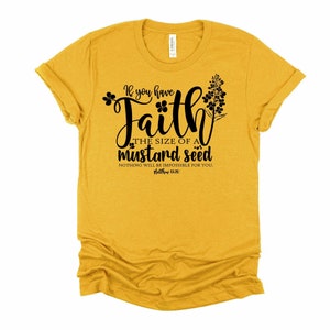 Peut inclure: T-shirt jaune moutarde avec un texte noir qui dit "Si vous avez la foi de la grosseur d'une graine de moutarde, rien ne vous sera impossible. Matthieu 17:20".
