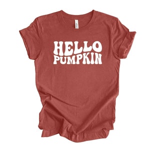 Camiseta Hello Pumpkin: Diseño retro de otoño de los años 70 - Bella + Canvas