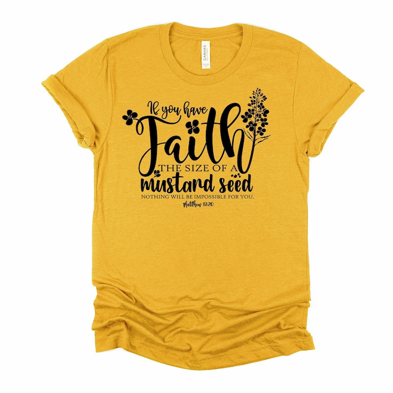 Peut inclure: T-shirt jaune moutarde avec un texte noir qui dit "Si vous avez la foi de la grosseur d'une graine de moutarde, rien ne vous sera impossible. Matthieu 17:20".