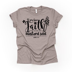 Peut inclure: Un t-shirt gris chin&eacute; avec un texte noir qui dit "Si vous avez la foi de la grosseur d'une graine de moutarde, rien ne vous sera impossible. Matthieu 17:20".