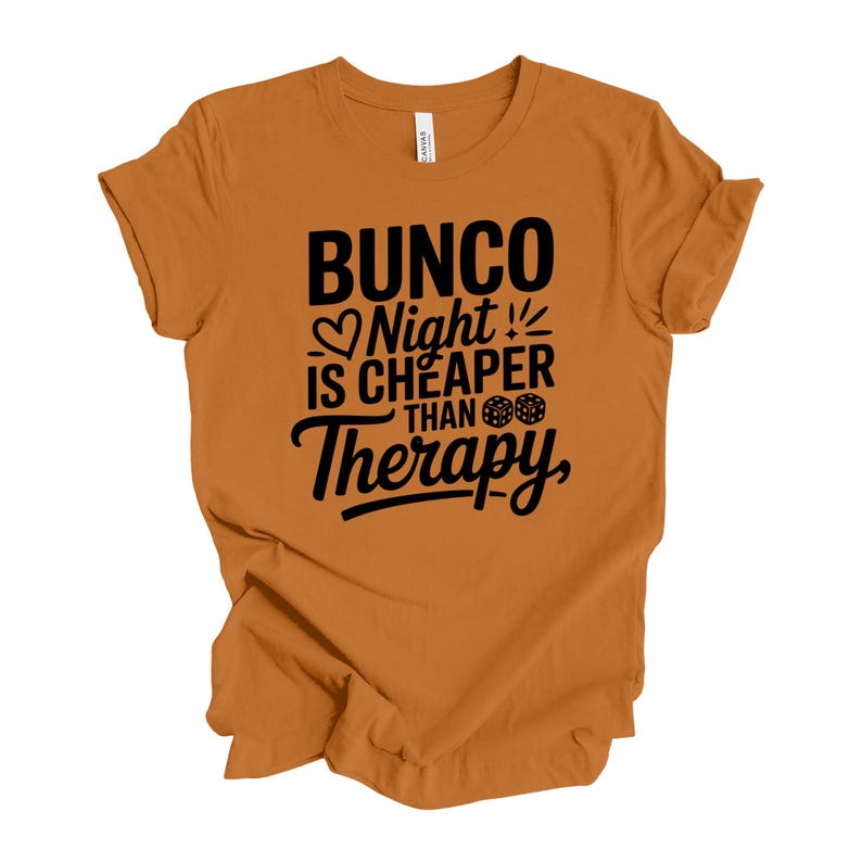 K&ouml;nnte beinhalten: Ein orangefarbenes T-Shirt mit dem schwarzen Text "Bunco Night is Cheaper Than Therapy". Das Design umfasst ein Herz, W&uuml;rfel und Blitze. Das Shirt besteht aus einem weichen Material.