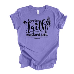 Peut inclure: T-shirt violet avec un motif noir qui dit "Si vous avez la foi de la grosseur d'une graine de moutarde, rien ne vous sera impossible. Matthieu 17:20".