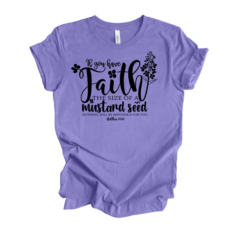 Peut inclure: T-shirt violet avec un motif noir qui dit "Si vous avez la foi de la grosseur d'une graine de moutarde, rien ne vous sera impossible. Matthieu 17:20".