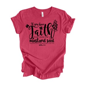 Peut inclure: T-shirt rouge avec un texte noir qui dit "Si vous avez la foi de la grosseur d'une graine de moutarde, rien ne vous sera impossible. Matthieu 17:20".