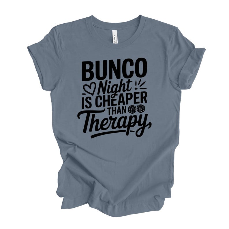 K&ouml;nnte beinhalten: Ein blaues T-Shirt mit dem schwarzen Text "Bunco Night is Cheaper Than Therapy". Das Design beinhaltet ein Herz, W&uuml;rfel und einen Blitz. Das T-Shirt ist aus weichem Material.