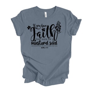 Peut inclure: Un t-shirt bleu clair avec un motif noir qui dit "Si vous avez la foi de la grosseur d'une graine de moutarde, rien ne vous sera impossible. Matthieu 17:20".