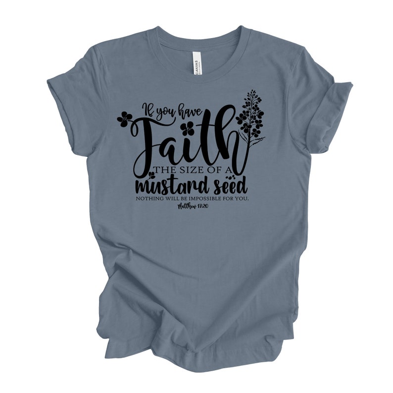 Peut inclure: Un t-shirt bleu clair avec un motif noir qui dit "Si vous avez la foi de la grosseur d'une graine de moutarde, rien ne vous sera impossible. Matthieu 17:20".