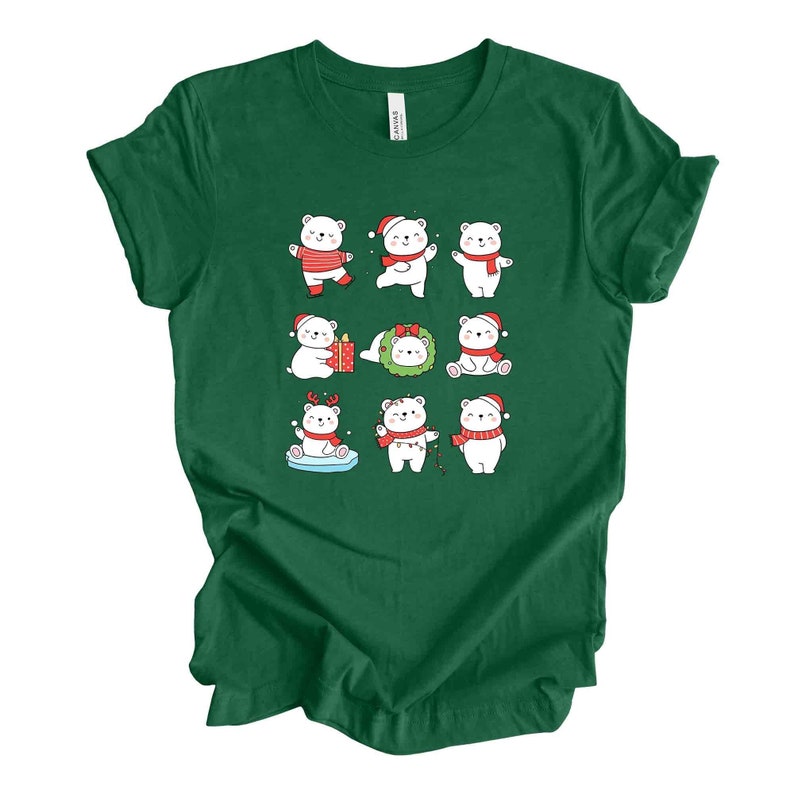 Pode incluir: Camiseta verde com um urso polar branco vestindo um chap&eacute;u de Papai Noel vermelho e uma echarpe, segurando um presente, em um fundo vermelho e branco listrado.