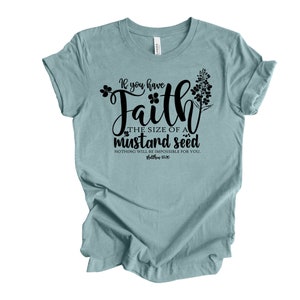 Peut inclure: Un t-shirt bleu clair avec un motif noir qui dit "Si vous avez la foi de la grosseur d'une graine de moutarde, rien ne vous sera impossible. Matthieu 17:20".