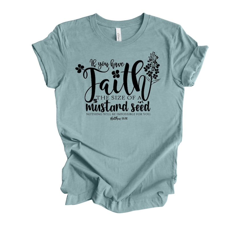 Peut inclure: Un t-shirt bleu clair avec un motif noir qui dit "Si vous avez la foi de la grosseur d'une graine de moutarde, rien ne vous sera impossible. Matthieu 17:20".