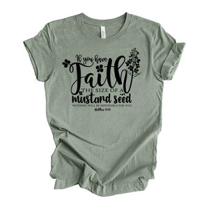 Peut inclure: T-shirt vert sauge avec un texte noir qui dit "Si vous avez la foi de la grosseur d'une graine de moutarde, rien ne vous sera impossible. Matthieu 17:20"