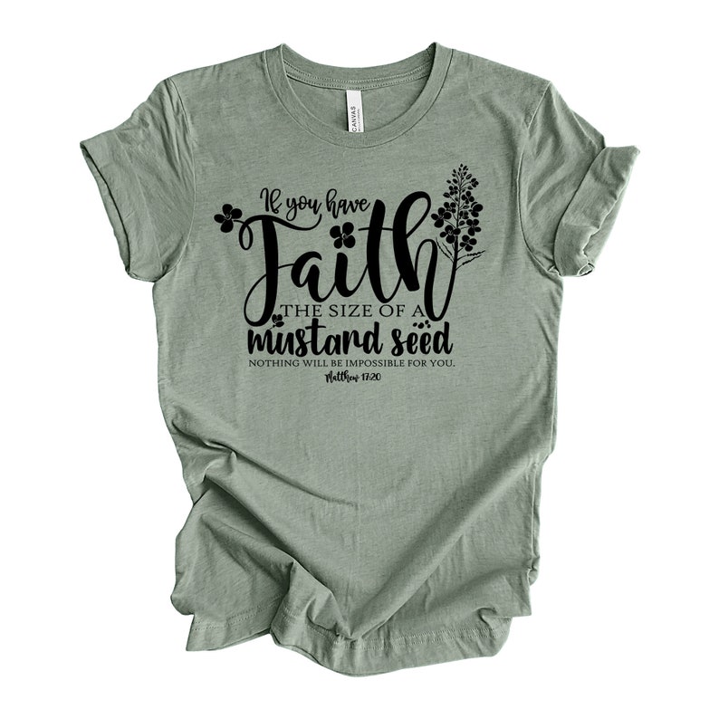 Peut inclure: T-shirt vert sauge avec un texte noir qui dit "Si vous avez la foi de la grosseur d'une graine de moutarde, rien ne vous sera impossible. Matthieu 17:20"