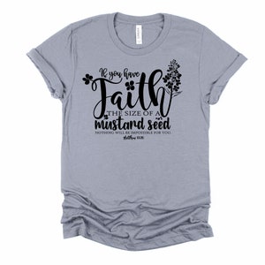 Peut inclure: Un t-shirt gris clair avec un motif noir qui dit "Si vous avez la foi de la grosseur d'une graine de moutarde, rien ne vous sera impossible. Matthieu 17:20".
