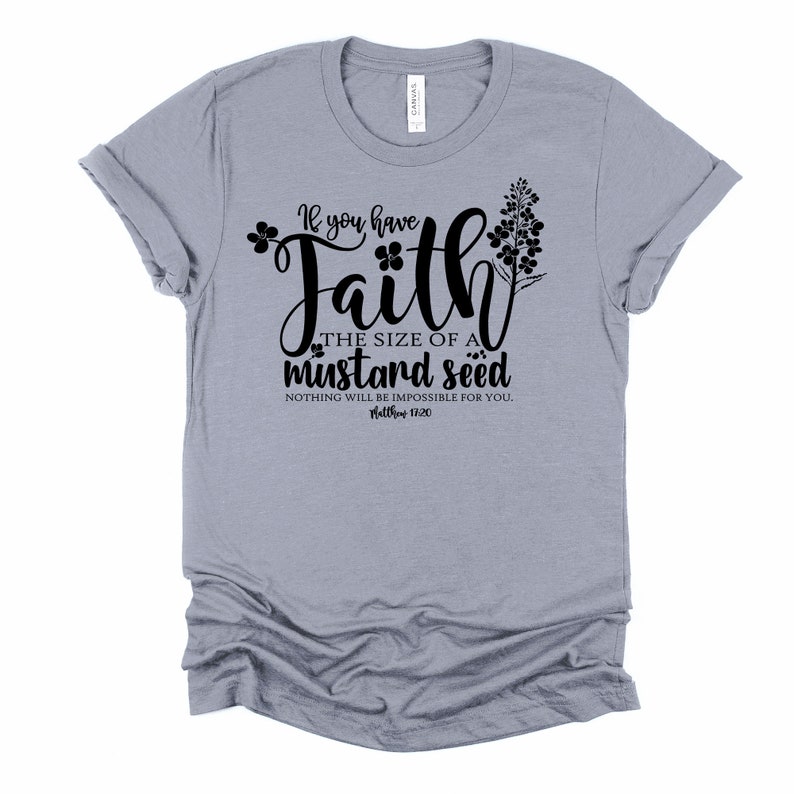 Peut inclure: Un t-shirt gris clair avec un motif noir qui dit "Si vous avez la foi de la grosseur d'une graine de moutarde, rien ne vous sera impossible. Matthieu 17:20".