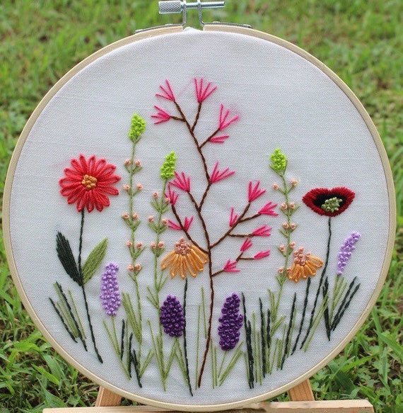 Beginner Embroidery Kit with Pattern and Needle, Hand Stamped Embroidery  Kits for Adults with Instructions Include Color Thread, Plastic Hoop &  Cotton Fabric (Yellow Daisies) 