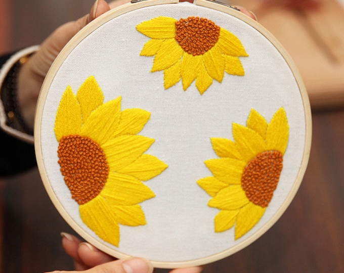 Embroidery Kit For Beginner | Modern Crewel Embroidery Kit with Pattern | Floral  Embroidery Full Kit with Needlepoint Hoop| DIY Craft Kit