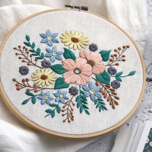 Embroidery Kit For Beginner| Modern Crewel Embroidery Kit with Pattern| Flowers Embroidery Full Kit with Needlepoint Hoop| DIY Craft Kit