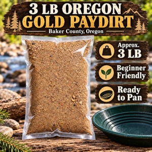 Puede incluir: Una bolsa de plástico transparente con 1,36 kg de tierra aurífera de Oregón del condado de Baker. El empaque muestra el texto 3 LB OREGON GOLD PAYDIRT, Baker County, Oregon, Approx. 3 LB, Beginner Friendly y Ready to Pan.