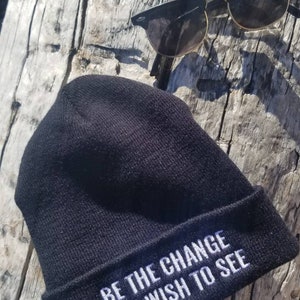 Be the change you wish to see beanie, haftowana czapka, unisex, ściśle dopasowana, wykonana w 100% z akrylu turbo, czarna czapka, czapka z cytatem, Ghandi