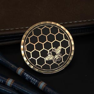 Marker Bee Kind Honeycomb & Bee z Twoim imieniem na odwrocie.