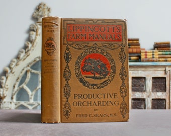 Puede incluir: Un libro antiguo titulado "Productive Orcharding" de Fred C. Sears, M.S. El libro forma parte de la serie Lippincott's Farm Manuals y presenta una portada marrón con una ilustración de un árbol y frutas.