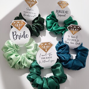 Smaragdgroen vrijgezellenfeest scrunchie/bruidsmeisje voorstel cadeau/bruidsfeest gunst/gepersonaliseerde/ruitvorm kaarten/zacht satijn/handgemaakt
