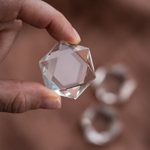 Klar kvarts hexagonkristall: Polerad ädelsten (34 mm, 16 gram)