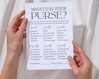 Puede incluir: Una tarjeta de juego de papel blanco titulada "WHAT'S IN YOUR PURSE?" con una lista de elementos y valores de puntos. La tarjeta está sostenida por dos manos sobre un fondo blanco. El juego está diseñado para encontrar elementos en un bolso.