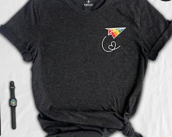 Camiseta LGBT, camiseta del avión de papel del orgullo, regalo queer sutil, camiseta con la bandera arcoíris, camiseta de aliado heterosexual, ropa del orgullo gay