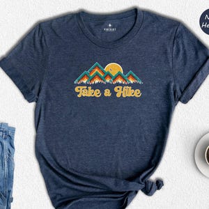 T-shirt rétro « Randonnée en montagne », T-shirt vintage « Randonnée au coucher du soleil », Cadeau idéal pour les amoureux de la nature et les aventures en plein air, T-shirt graphique pour le camping
