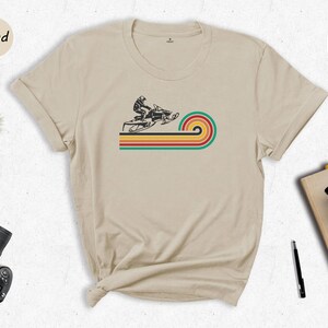Everyday Shirt Snowmobile Tee: Retro Rainbow Design - Eco Friendly Cotton, Vibrant Digital Ink, Casual Outdoor Wear bild 5