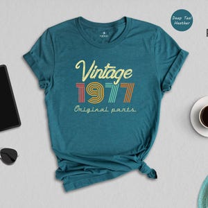 1977 Birthday Shirt Retro Style Tee: Vintage 49th Year Celebration, Eco Friendly Fabric (Unisex Sizes, Durable Print) immagine 2