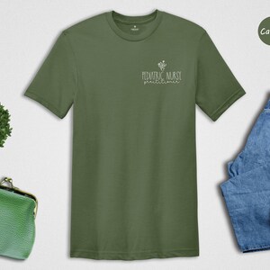 T-shirt d'infirmière pédiatrique : chemise en coton doux avec poche - Tissu respectueux de l'environnement, durable, tailles unisexes, impression numérique à l'encre image 2