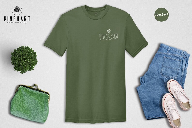 T-shirt d'infirmière pédiatrique : chemise en coton doux avec poche - Tissu respectueux de l'environnement, durable, tailles unisexes, impression numérique à l'encre image 2