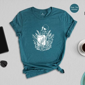 Camiseta de Halloween para amantes de los libros: Esqueleto espeluznante - Algodón ecológico, camiseta informal de lectura para amantes de las novelas imagen 2