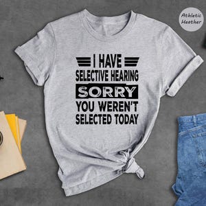 Camiseta con la frase "Tengo oído selectivo", "Lo siento, no fuiste seleccionado hoy", camiseta con cita sarcástica y divertida. imagen 1