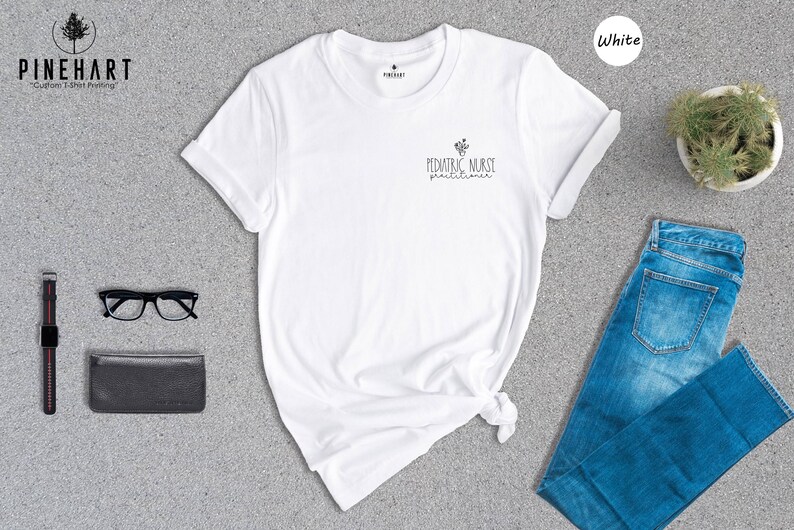 T-shirt d'infirmière pédiatrique : chemise en coton doux avec poche - Tissu respectueux de l'environnement, durable, tailles unisexes, impression numérique à l'encre image 6