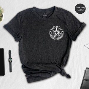 Chemise morte à l&#39;intérieur avec poche, T-shirt d&#39;Halloween, Chemise squelette café, Chemise drôle morte à l&#39;intérieur, Chemise sarcastique