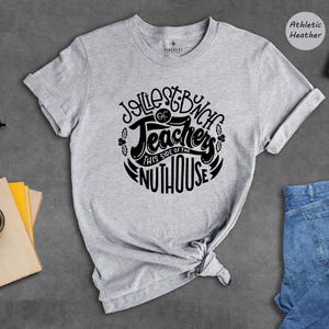 Camiseta unisex - Camiseta navideña para maestros - Diseño Jolliest Bunch, materiales sostenibles, cómoda para usar a diario imagen 3