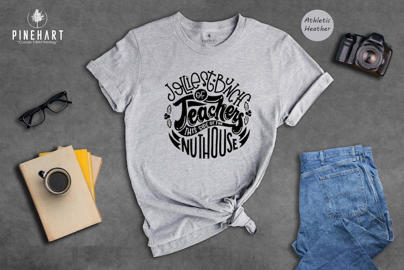 Camiseta unisex - Camiseta navideña para maestros - Diseño Jolliest Bunch, materiales sostenibles, cómoda para usar a diario imagen 3