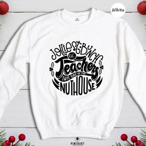 Camiseta unisex - Camiseta navideña para maestros - Diseño Jolliest Bunch, materiales sostenibles, cómoda para usar a diario imagen 8